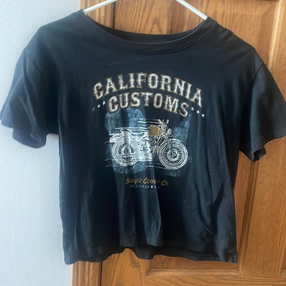 Black Holliser Cropped Tee